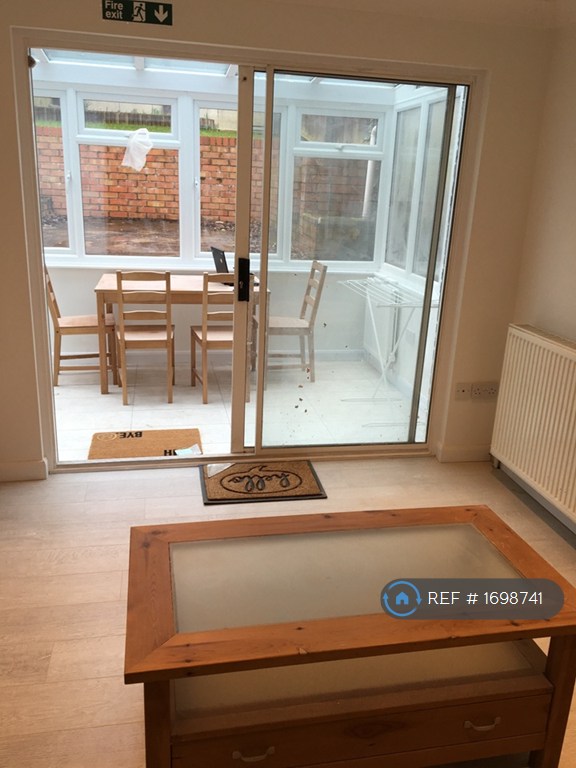 5 bedroom house in Pomfret Avenue, Luton, LU2 (5 bed) (#1698741)