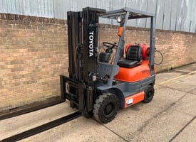 Toyota 1.5t gas forklift, container spec triple mast 