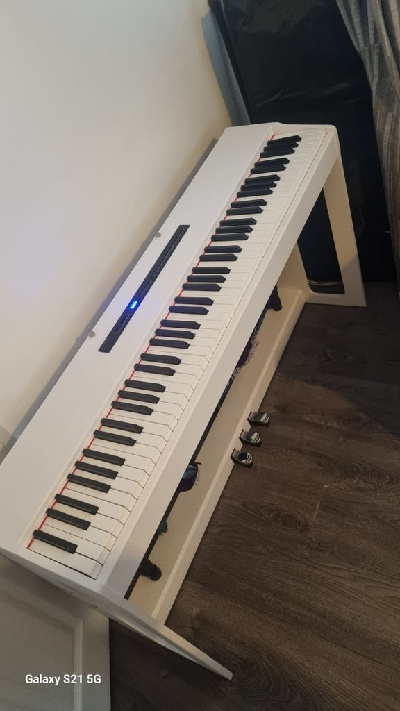 Digital piano keyboard