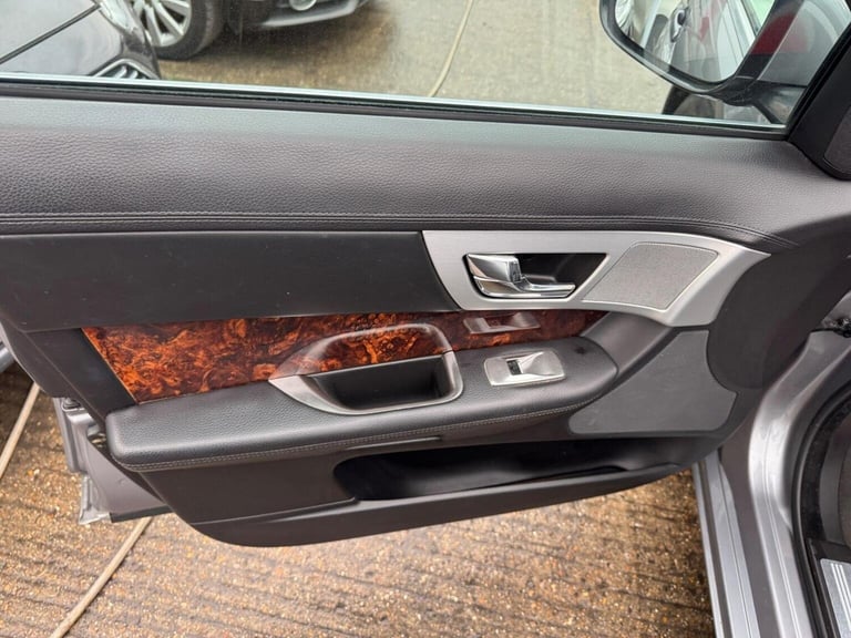 JAGUAR XF 2.2d Luxury Auto Euro 5 (s/s) 4dr 2011