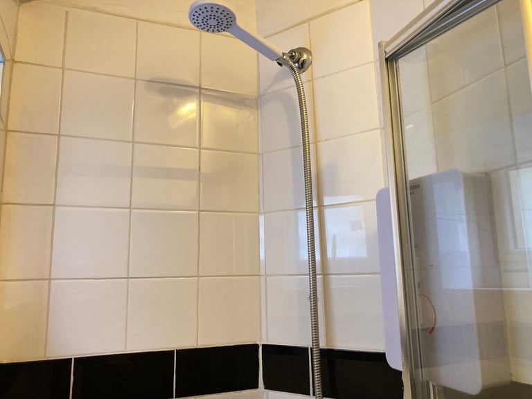 In House Medium Room To Let Share 3 Bath Shower Kitchen Garden InclBillsNet VeryNearTubeBusShops