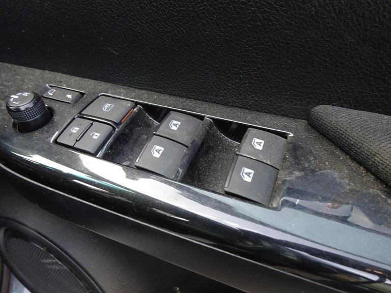 2024 73 REG TOYOTA HILUX INVINCIBLE D-4D 4WD DIESEL AUTO DAMAGED SALVAGE