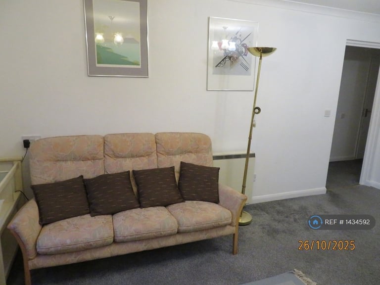 1 bedroom flat in Westminster Court, London, E11 (1 bed) (#1434592)