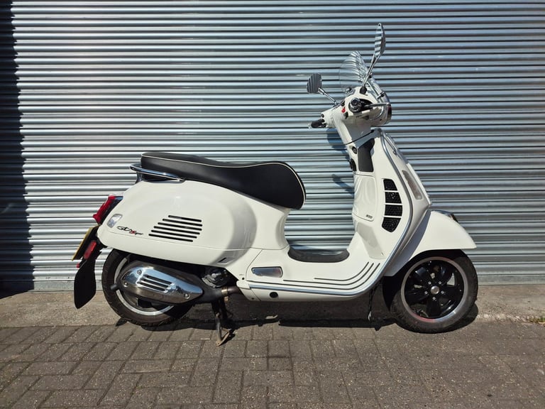 Piaggio Vespa GTS 300 SUPER