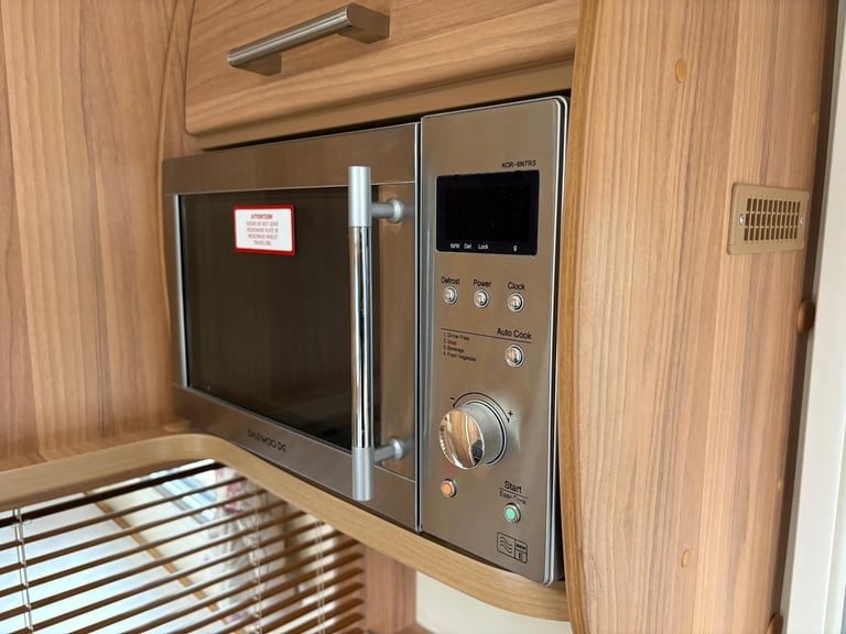 BAILEY PEGASUS VERONA - FIXED BED CARAVAN WITH END WASHROOM AND MOTORMOVER