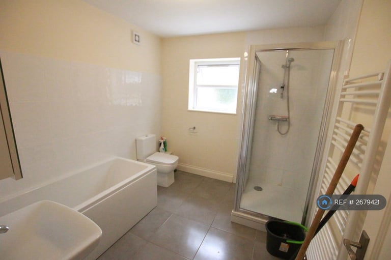 4 bedroom house in Grange Avenue, Reading, RG6 (4 bed) (#2679421)