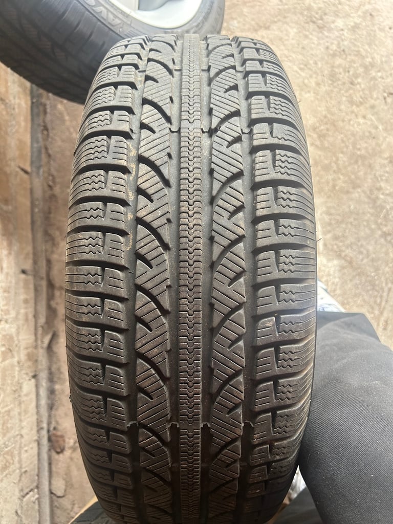 4 x Refurbished Mercedes 16 inch Alloy wheels with 2 x Dunlop + 2 x Avon 195 55 16 tyres (8mm)