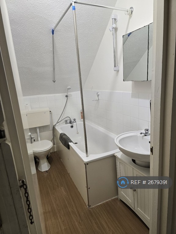 Studio flat in South Norwood, London, SE25 (#2679391)