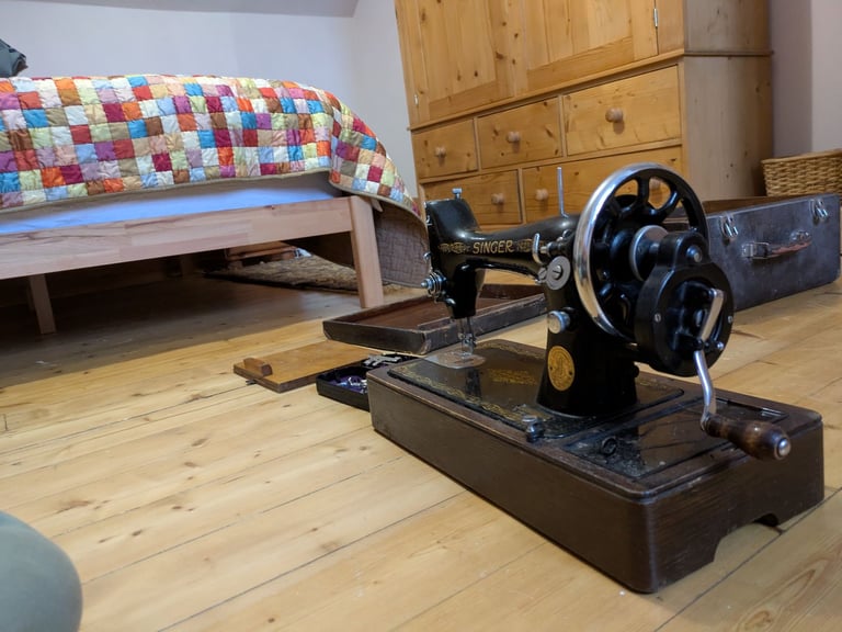 Vintage Hand crank Singer 28K sewing machine