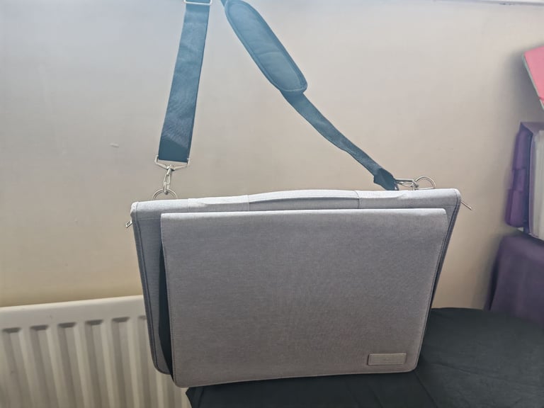 Laptop flip-out stand case