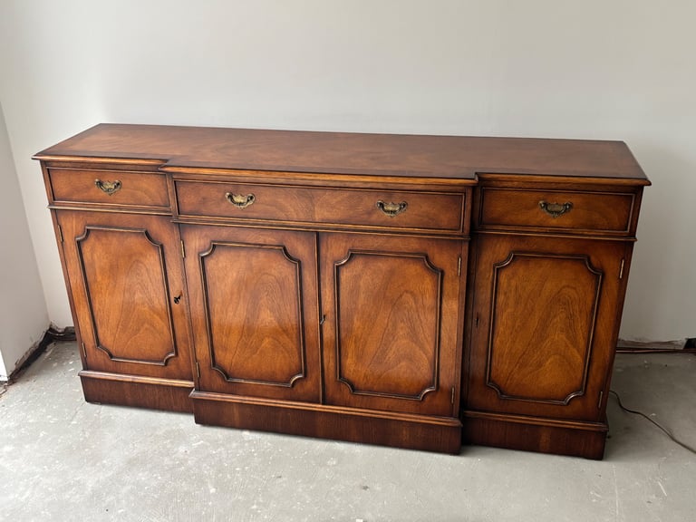 VERY GOOD CONDITION Reproduction Breakfront Mahogany Sideboard