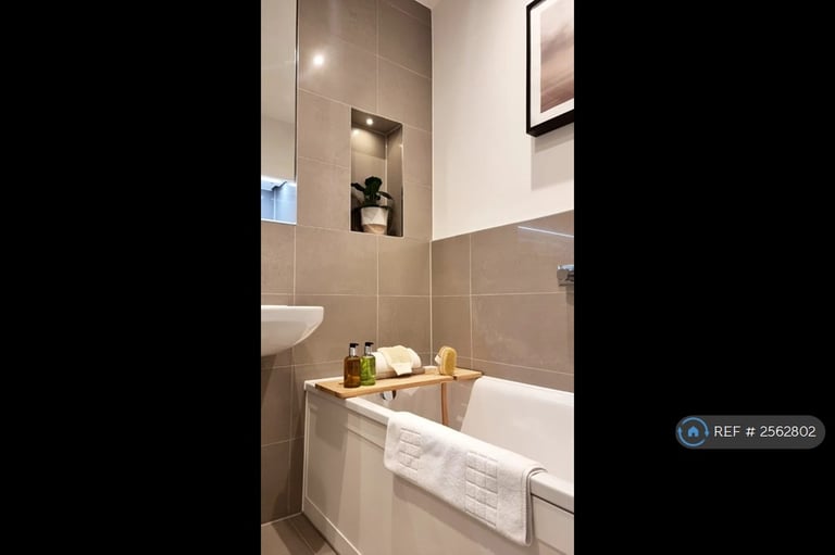 3 bedroom house in Green Park Village, Reading, RG2 (3 bed) (#2562802)