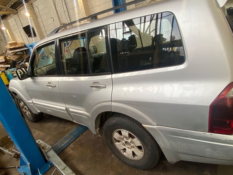 Mitsubishi Shogun 3.2L DI-D Elegance LWB – Automatic – 2003 – Silver