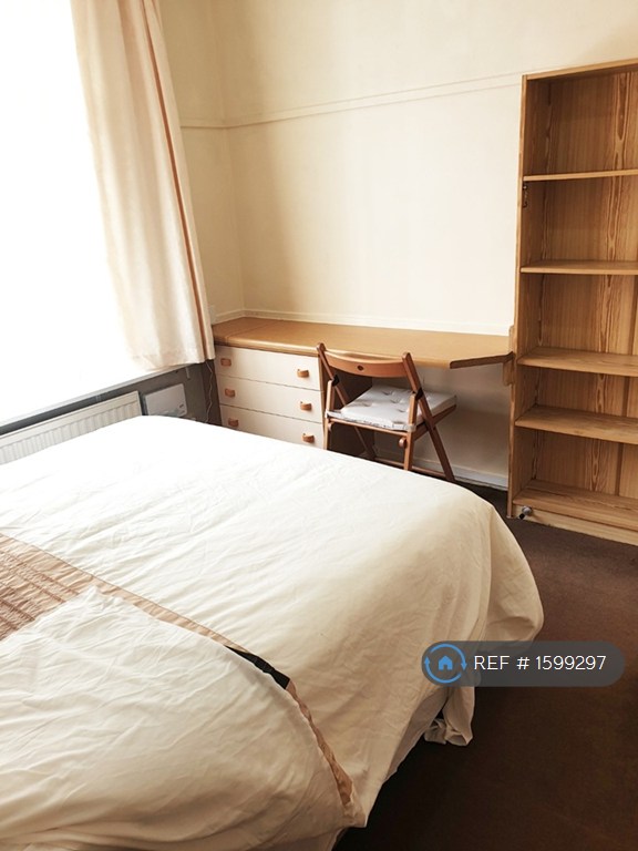 1 bedroom flat in Levenshulme, Manchester, M19 (1 bed) (#1599297)
