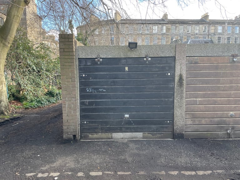 Single secure garage lock up for rent in Stockbridge 