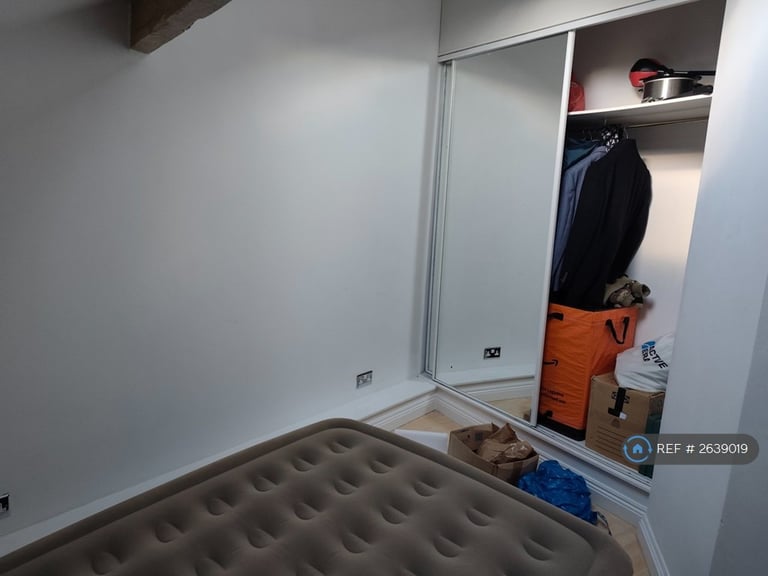 2 bedroom flat in Clare Road, Halifax, HX1 (2 bed) (#2639019)
