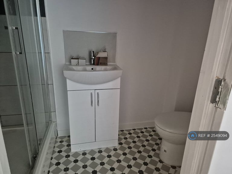 1 bedroom flat in Abbott House, Northampton, NN1 (1 bed) (#2549094)