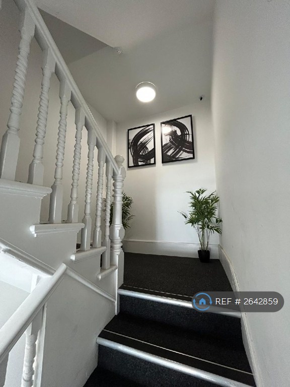 Studio flat in Mountview Road, London, N4 (#2642859)