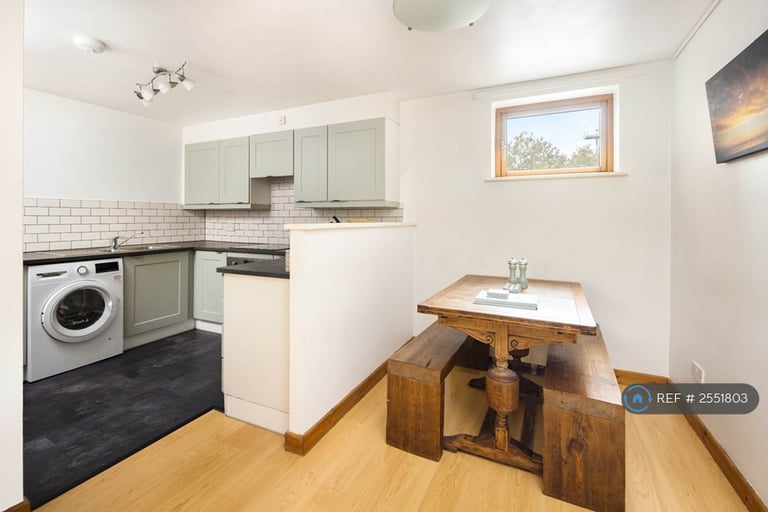 2 bedroom flat in Nichols Court, London, E2 (2 bed) (#2551803)
