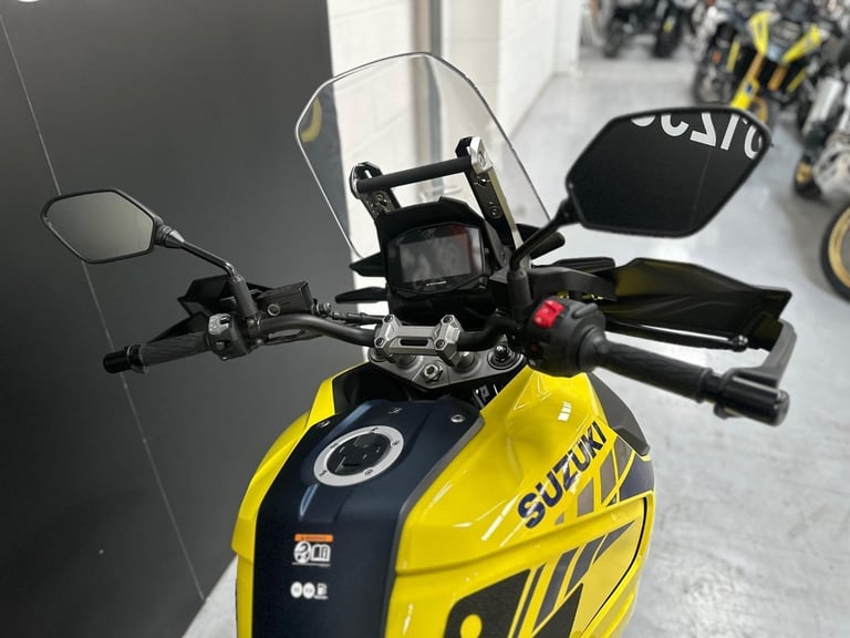 STUNNING ONE OWNER 2021/21 SUZUKI DL 1050 V-STROM XT MOTORCYCLE 