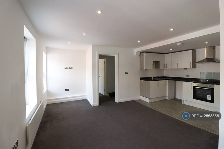 2 bedroom flat in High Street, Sittingbourne, ME10 (2 bed) (#2668856)