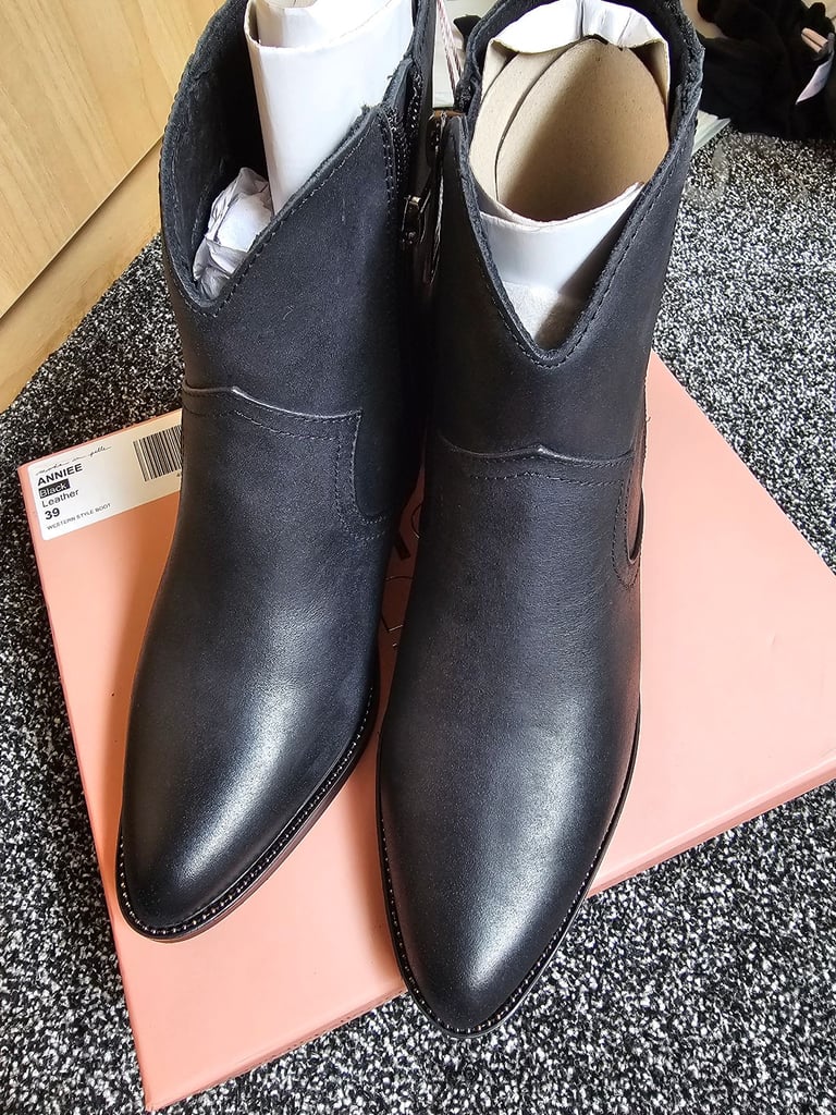 Anniee  black leather western style boot size 6