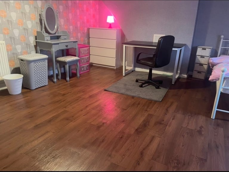 ROOM TO RENT 