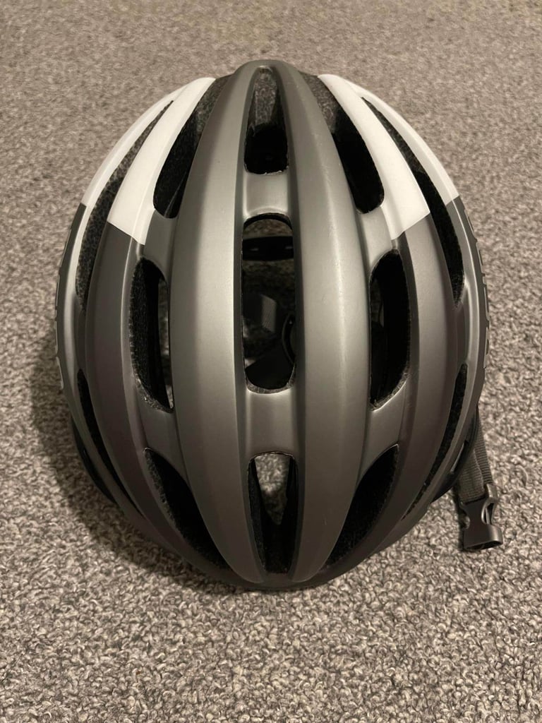 image for Giro Foray Road Cycling Helmet | New Condition