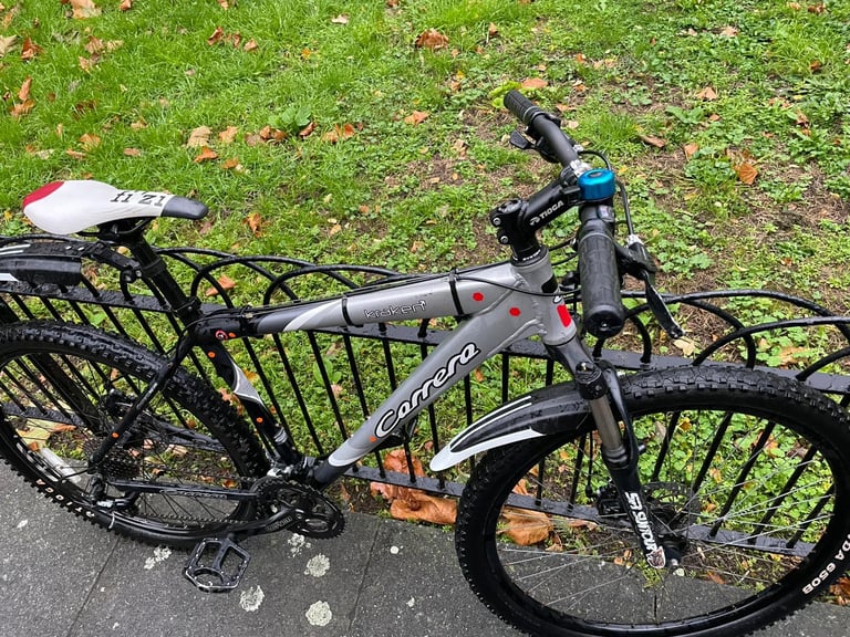 Lovely adult hybrid Carrera bike 27.5 wheel size in very good condition 