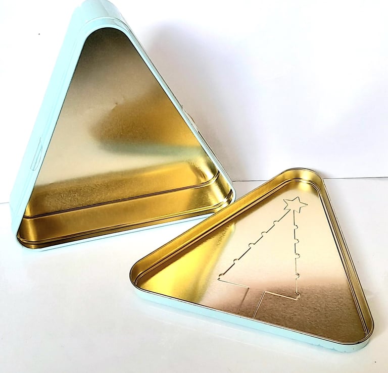 XMAS TRI-ANGULAR TIN - CHRISTMAS TREE - 18 x 18 x 5 cm - GOOD
