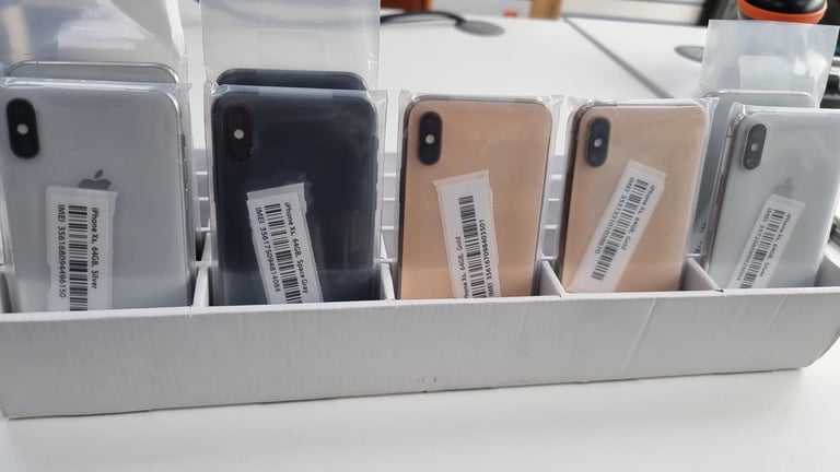 iPhone Xs LIKE NEW BOXED
