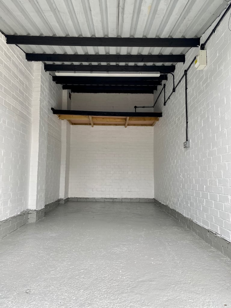 Lock up Garage for rent with Electric in East London Chingford 