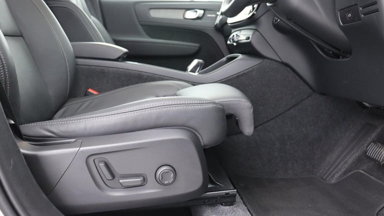 2025 Volvo XC40 B4 (P) Ultra Bright (Sunroof, Pilot Assist, BLIS, Leather) ESTATE Petrol/Electric...