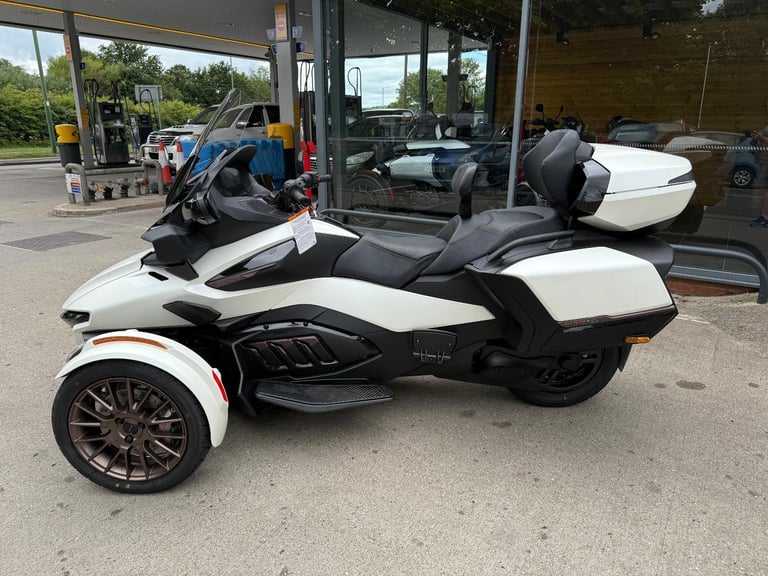 2025 Can-Am Spyder RT Sea to Sky1330cc 6 speed semi auto trike White