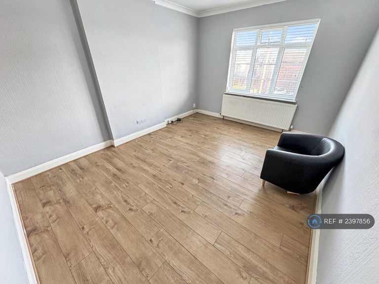 image for 3 bedroom flat in Murray Avenue, Hounslow, TW3 (3 bed) (#2397856)