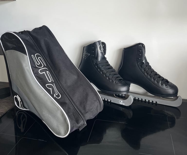 Black ice skates UK size 5, skate bag and blade guards