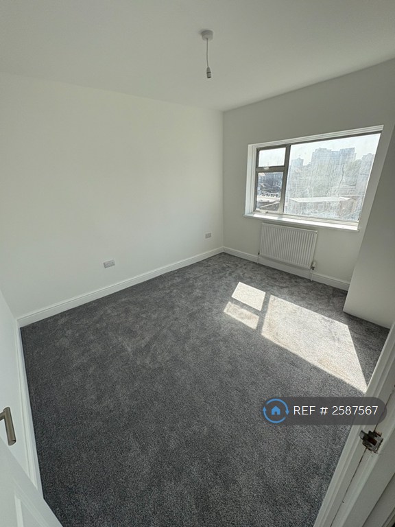 5 bedroom house in Wakemans Hill Avenue, London, NW9 (5 bed) (#2587567)