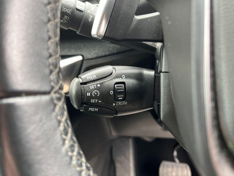 Peugeot 3008 ALLURE PURETECH S/S 1.2 130ps Petrol Automatic in Bronze
