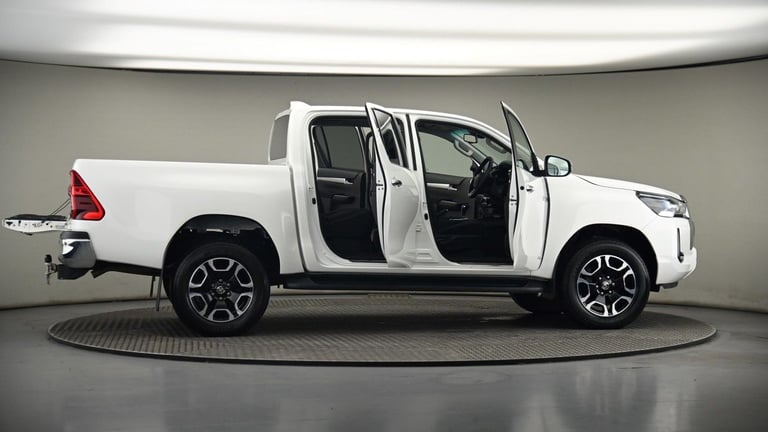 2024 Toyota Hilux 2.8 D-4D Invincible Pickup Double Cab 4dr Diesel Auto 4WD Euro 6 (s/s) (204 Pic...
