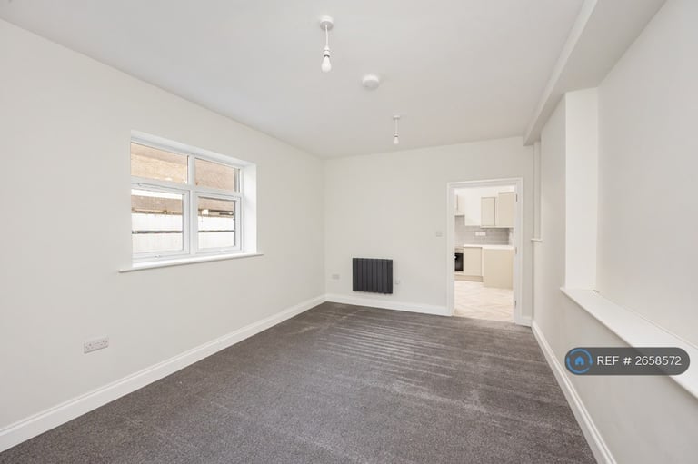 3 bedroom flat in West Street, Brighton, BN1 (3 bed) (#2658572)