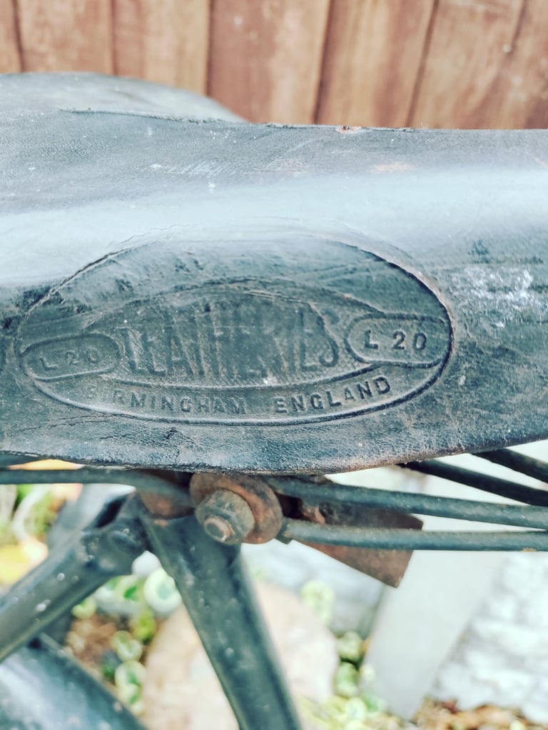 VINTAGE LADIES BIKE 
