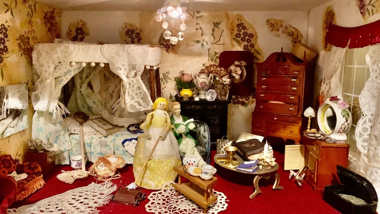 Lovely unique collectible wooden dolls house (1/12th scale), with lighting and contents 