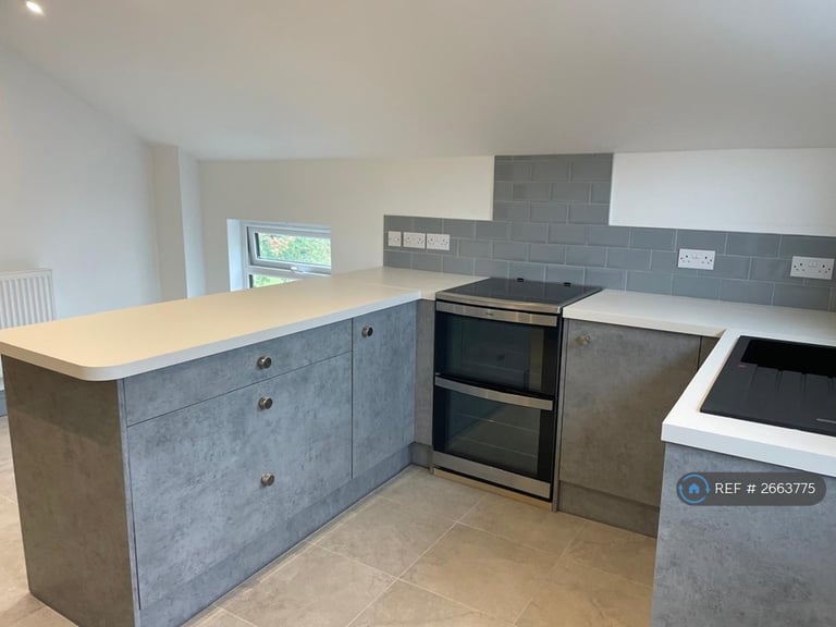 2 bedroom flat in Clay Hill, Beenham, Reading, RG7 (2 bed) (#2663775)