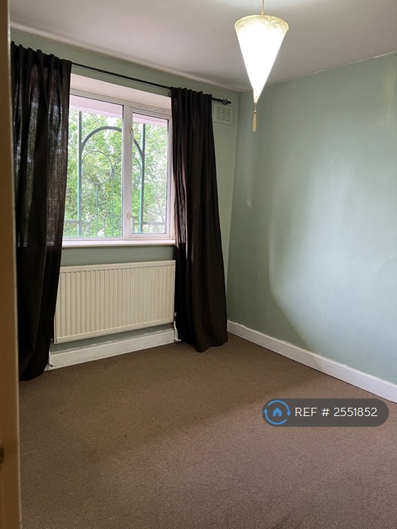2 bedroom flat in Redmires Court, Salford, M5 (2 bed) (#2551852)