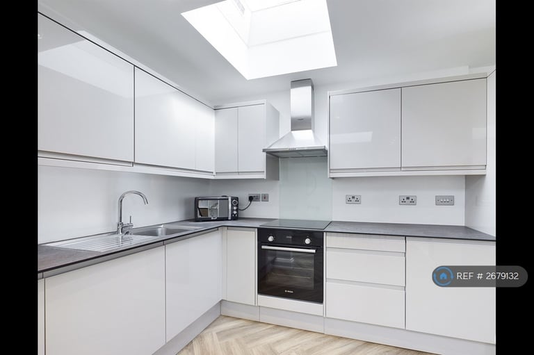 2 bedroom flat in Bethnal Green Road, London, E2 (2 bed) (#2679132)