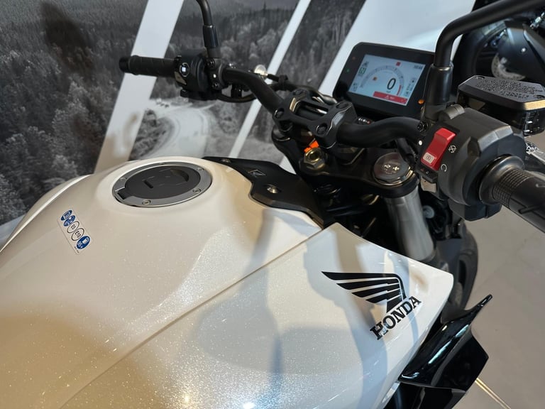 Honda CB 1000 Hornet 2025 with only 1075 miles + extra's 