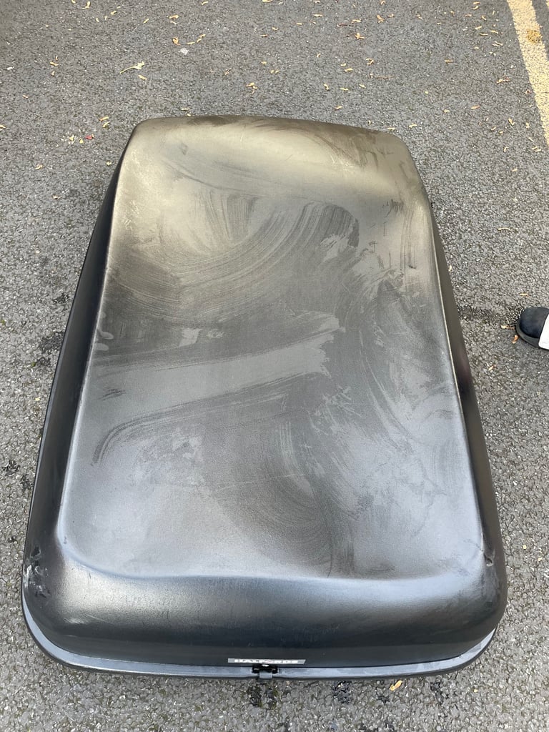 halfords roof box. Long 130cm Wide 90cm  Deep 35cm 500 litres 2 keys Good used condition, 