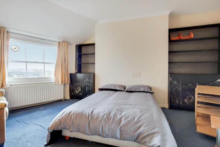 3 bedroom flat in Balham Hill, London, SW12