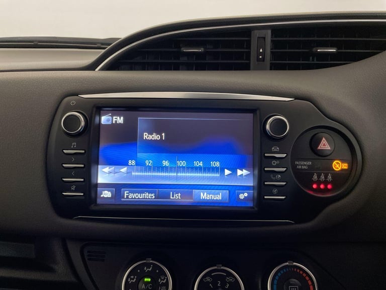 2019 Toyota Yaris 1.5 VVT-i Icon Tech Hatchback 5dr Petrol CVT Euro 6 (111 ps) - SAT NAV + PA HAT...