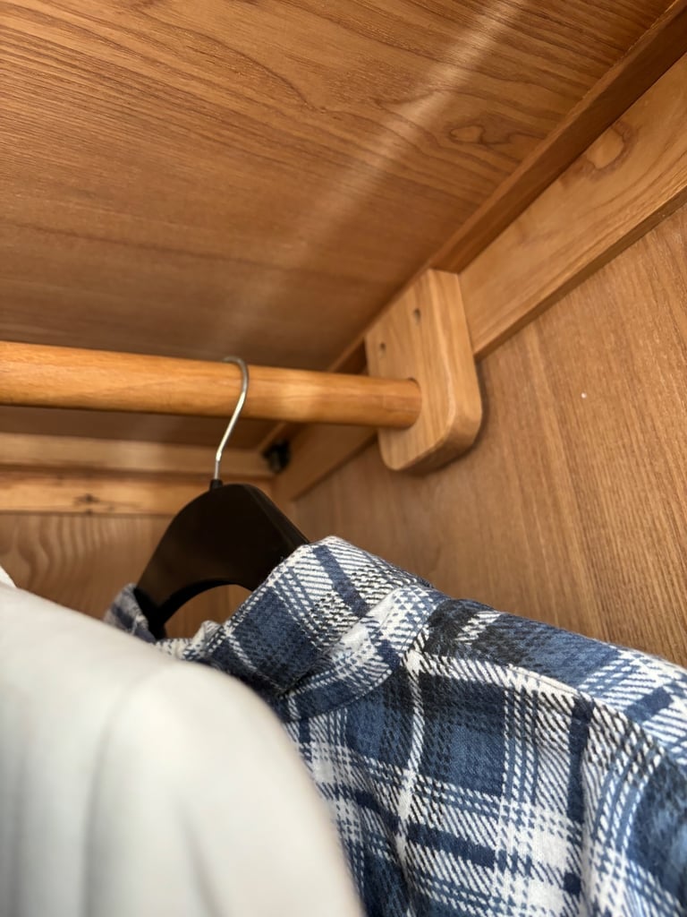 Beautiful ‘Sleepy Valley’ Solid Oak large double wardrobe with 2 spacious drawers like new DELIVERY